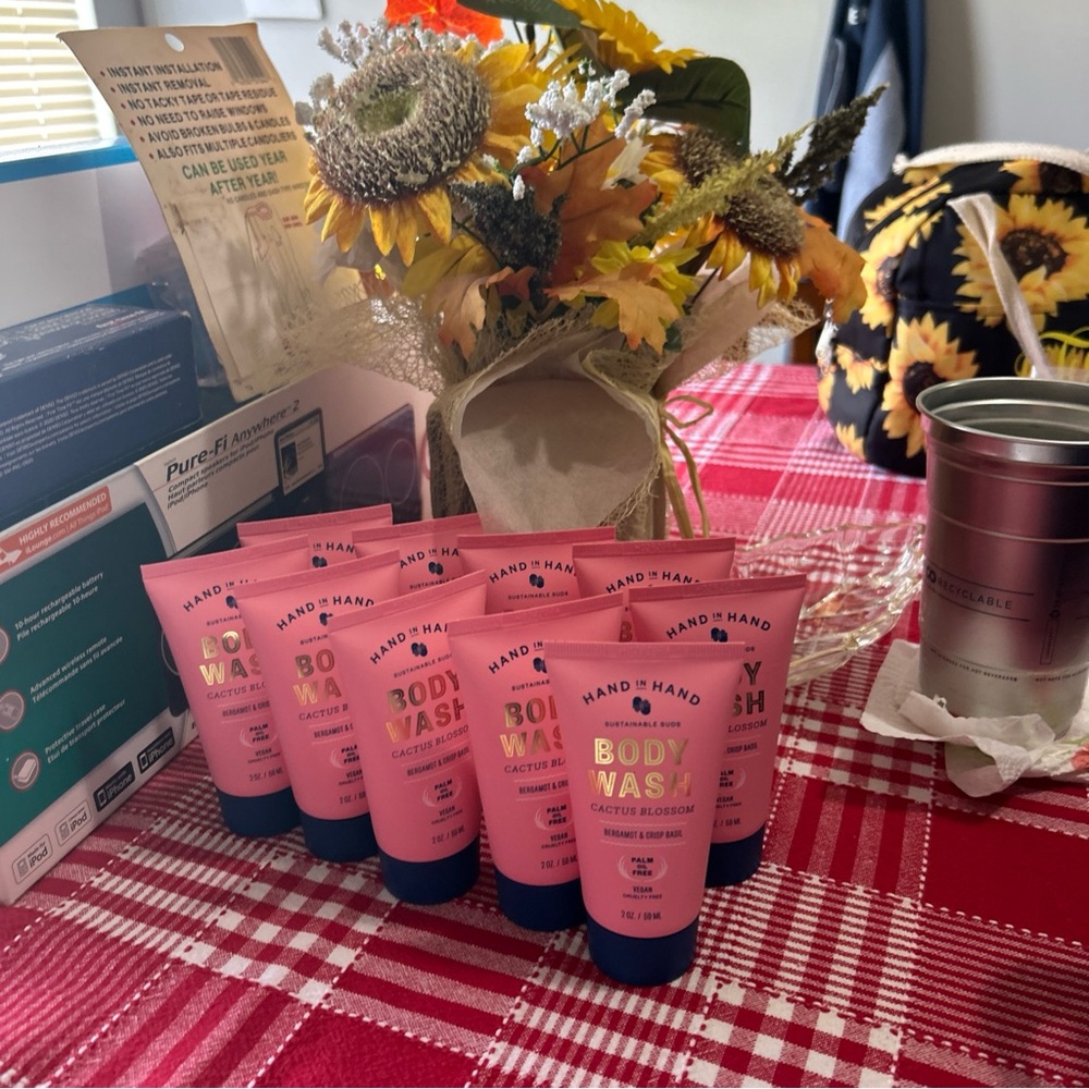 Cactus Blossom Body Wash - Pink. 10 2oz body wash to a bag. New. Never used.